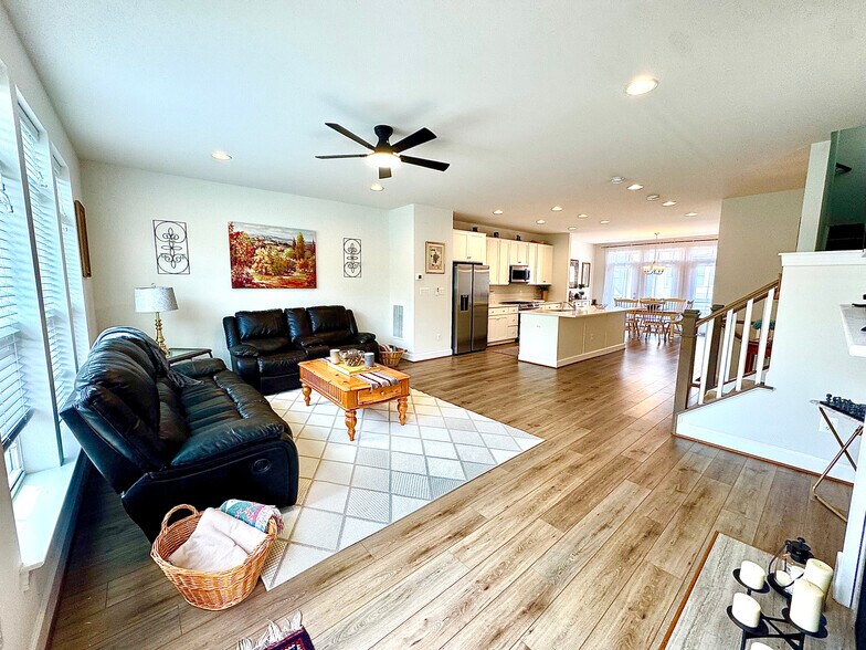 Living Room - 5205 Ridgeview Retreat Dr