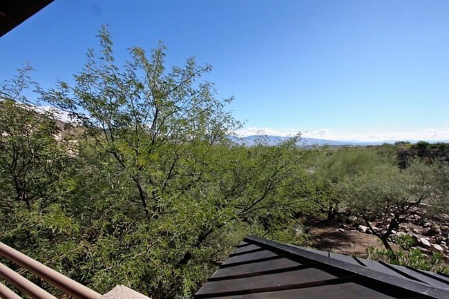 Building Photo - Lovely Sabino Canyon Condo