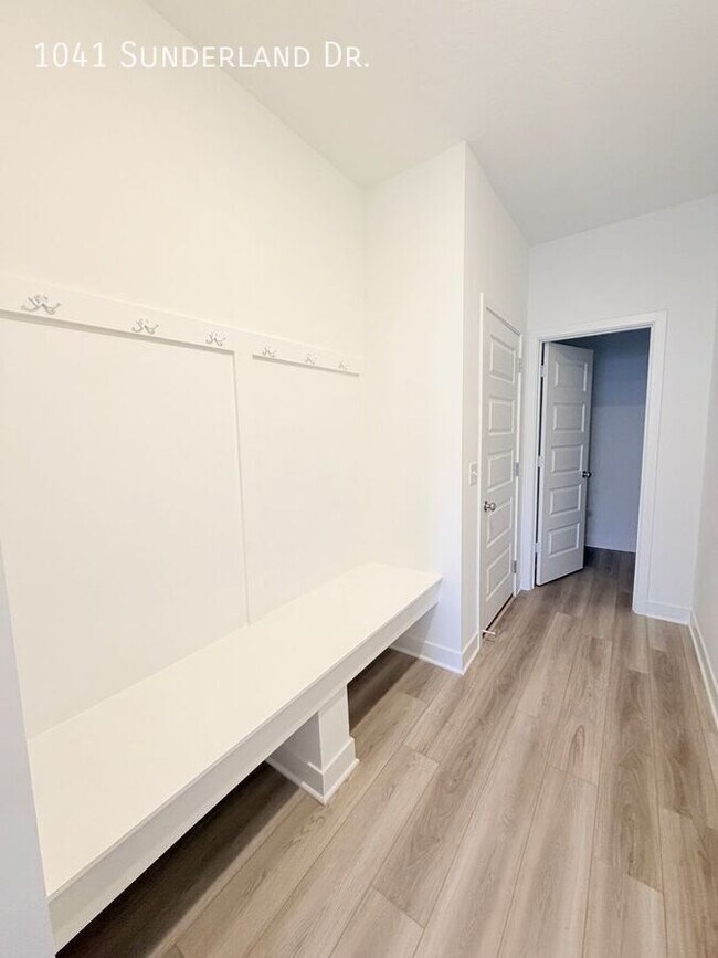 Building Photo - 1041 Sunderland Dr