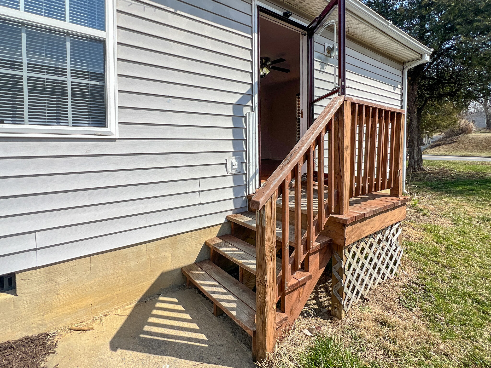 Side/Main Entrance with 4 steps - 1451 N Delphine Ave