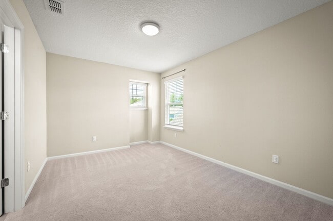 Building Photo - Spacious 4-Bedroom Home with Screened Pati...