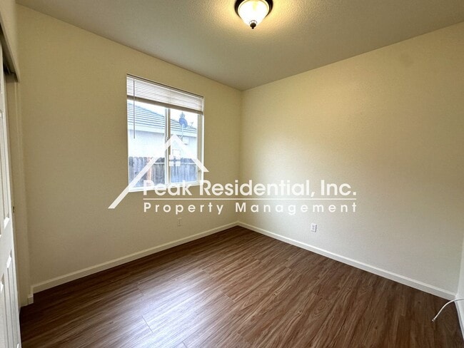 Building Photo - 1811 Waterfall Dr