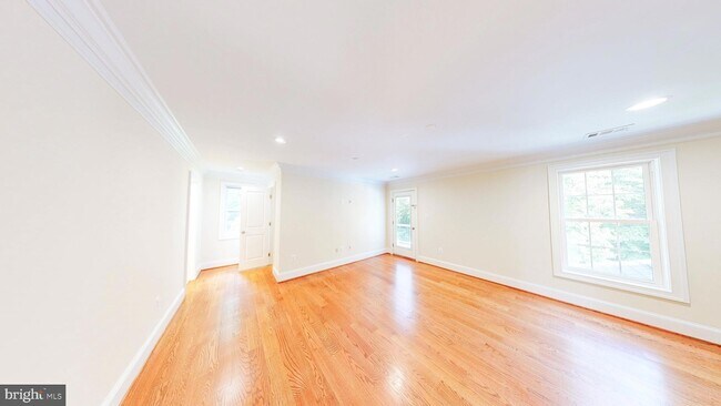 Building Photo - 6403 Earlham Dr