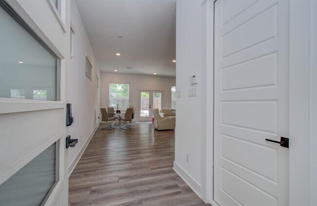 Building Photo - 970 Highland Sound Ln