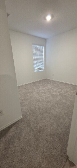 Building Photo - 115 Kings Row Ln