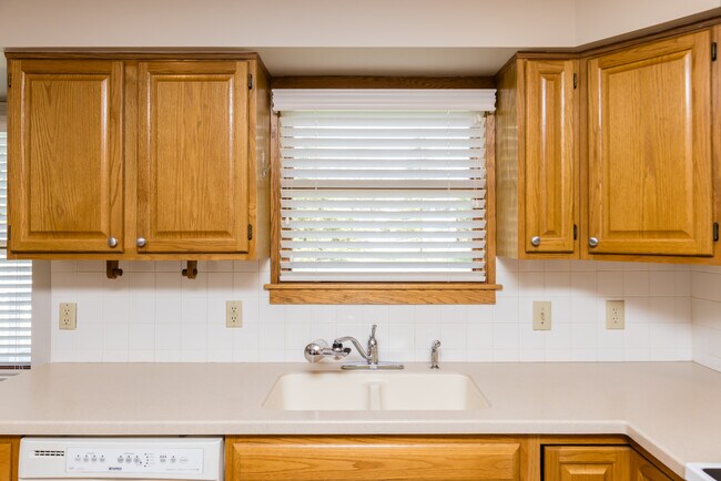 Building Photo - 5558 Parker Hill Ln