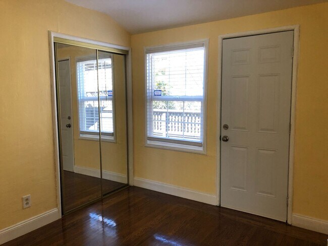 Building Photo - Lovely 3 Bed, 1 Bath, Home in Berkeley, with Hardwood Floors