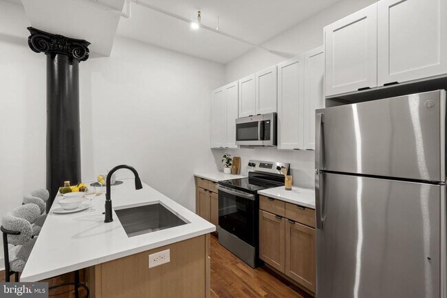 Building Photo - 240 Hermitage St