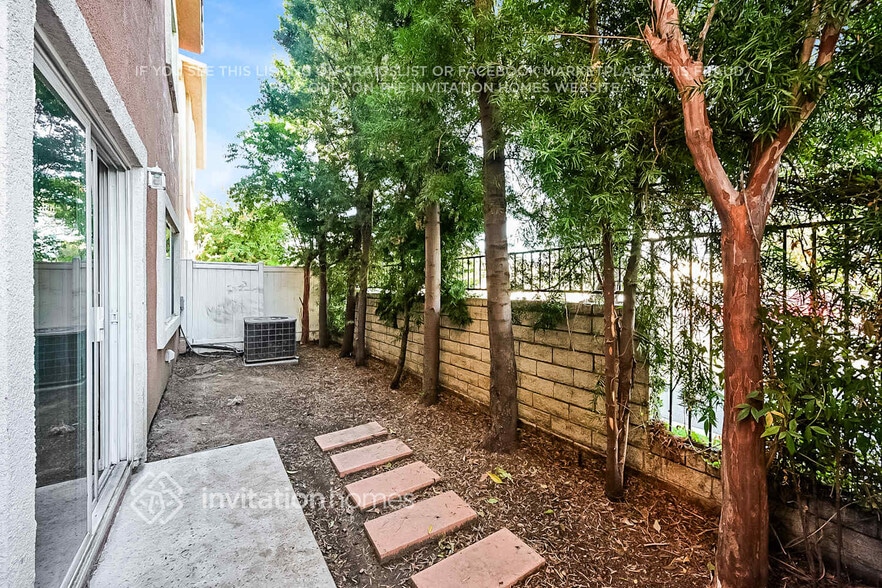 Building Photo - 20300 Vanowen St