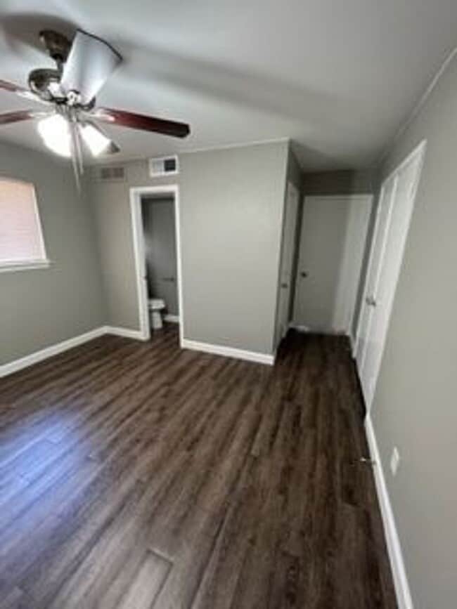 Building Photo - 400 Donnell Dr