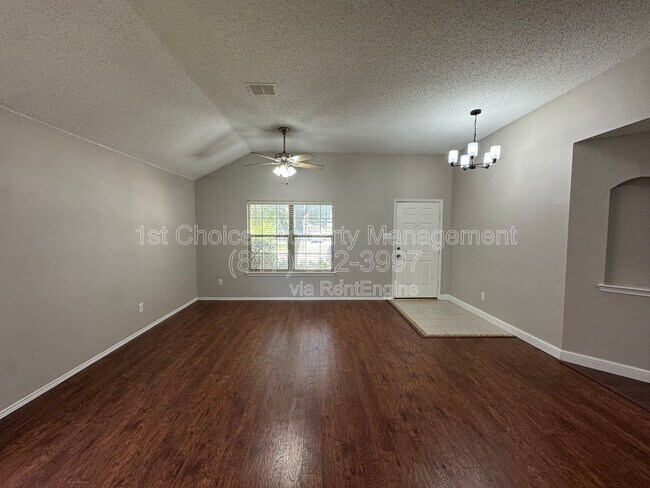Building Photo - 304 E Clover Park Dr