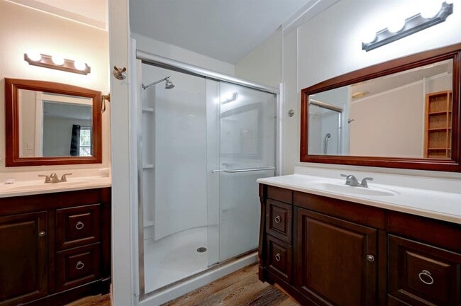 Building Photo - 241 Glenwood Dr