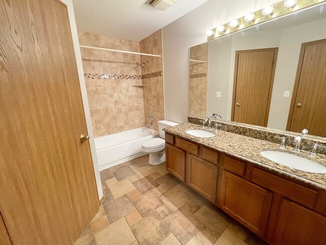 Building Photo - 636 Stone Brook Ct