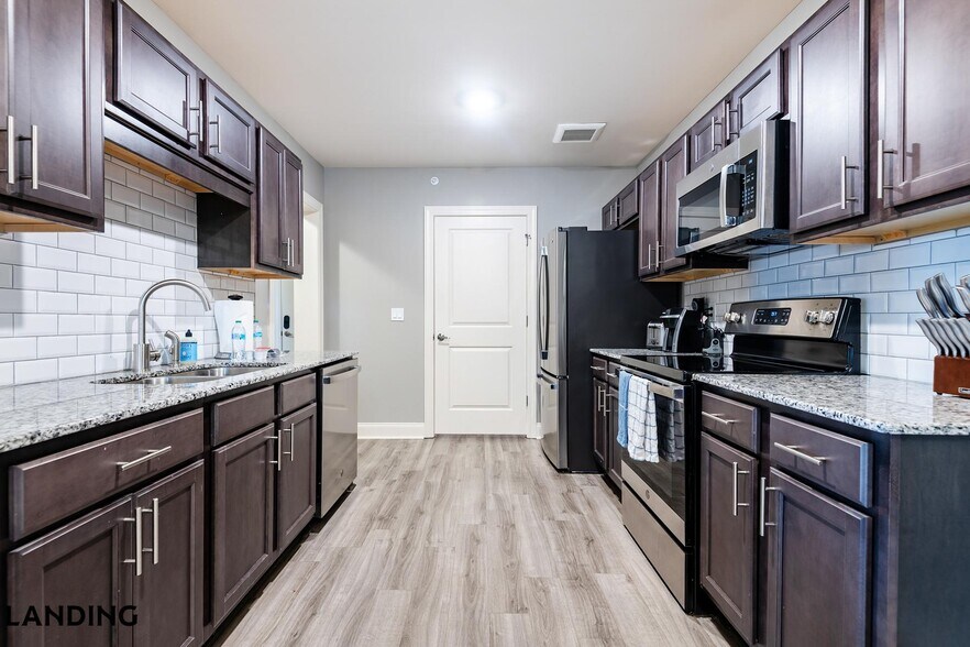 Building Photo - 305 Laredo Dr