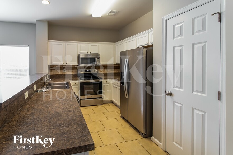 Building Photo - 113 Summer View Rd