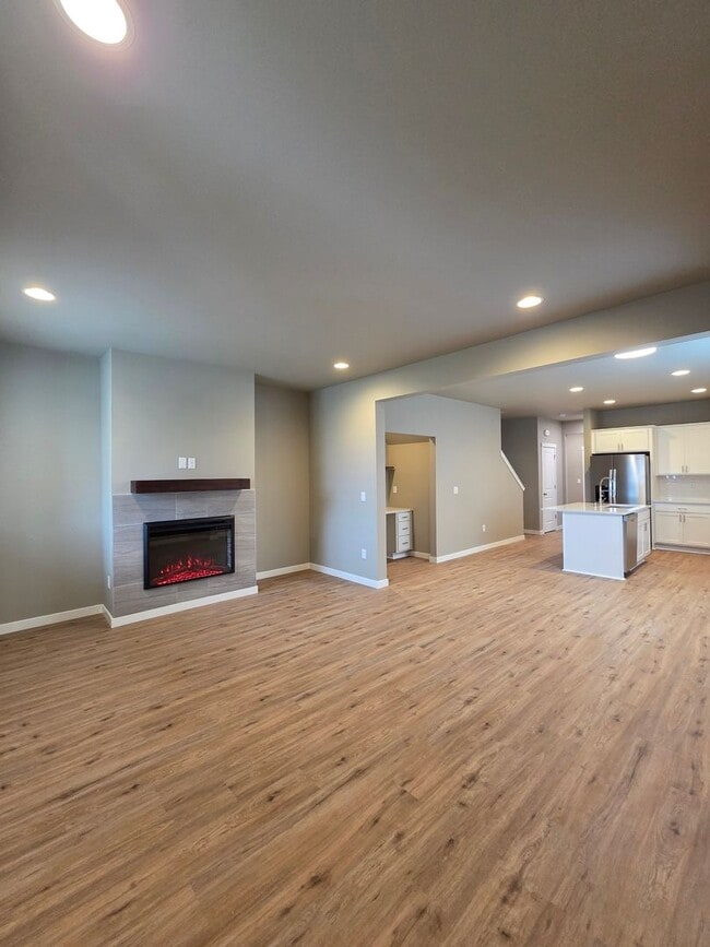 Building Photo - Brand new rental 3 bedroom 2.5 Bath in Centralia