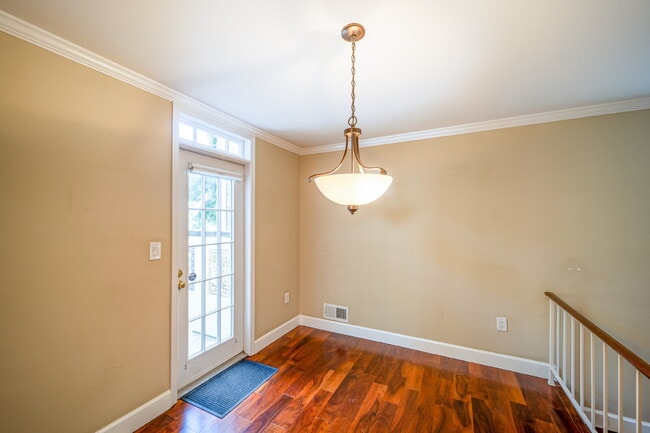 Building Photo - Charming End Townhouse in Prime North Old Town Location