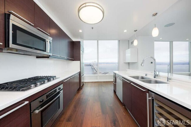 Building Photo - 425 1st St