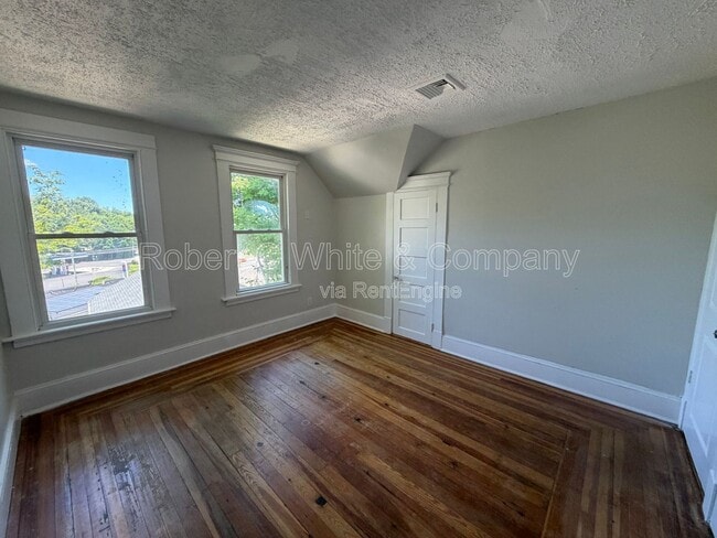 Building Photo - 179 Maple St