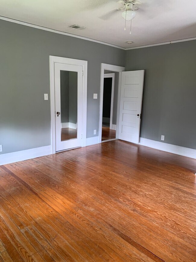 Building Photo - Beautiful Historic 3 Bedroom 2 Bath House on Colonial Drive
