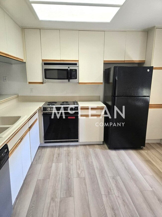 Building Photo - 2-Bedroom Condo in the Desert Princess Community