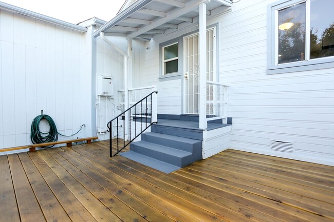 Building Photo - Remodeled 3bed 2 bath Single Family home