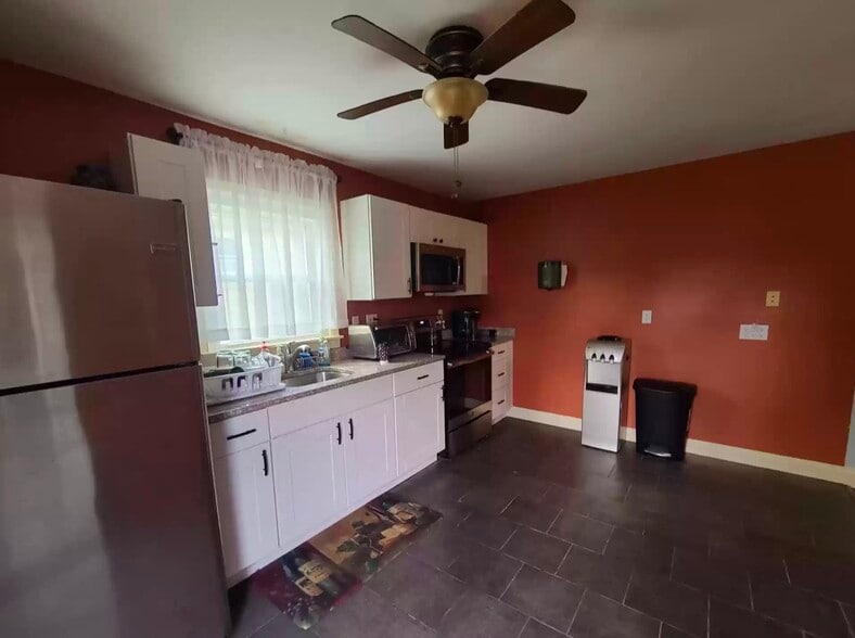 Building Photo - 210 Carr Ave