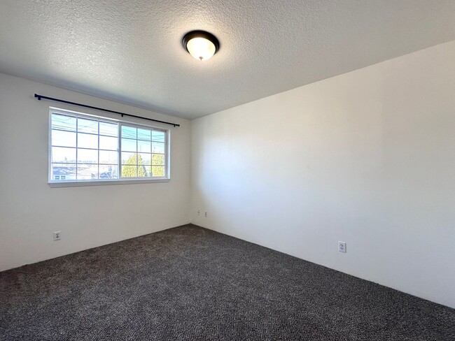 Building Photo - Newly Remodeled 2 Bedrooms 1.5 Baths in Gl...