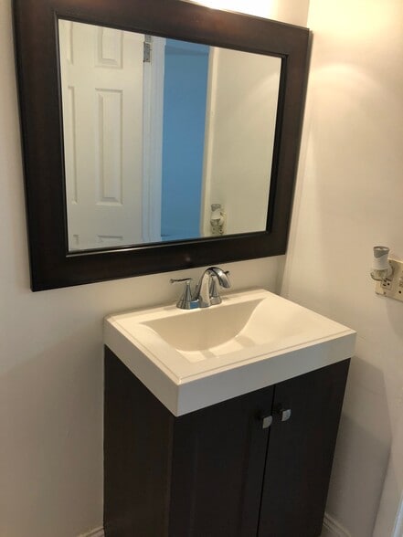 Building Photo - 210 Lake Pointe Dr