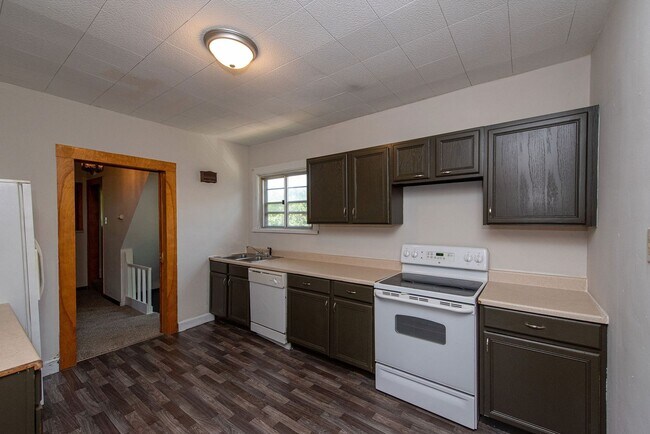 Building Photo - COVEDALE - Charming 3 bed apt, upstairs of...