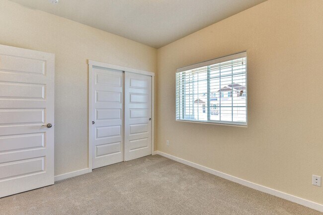 Building Photo - Beautiful 5 bed 3 bath home in the Pelican...