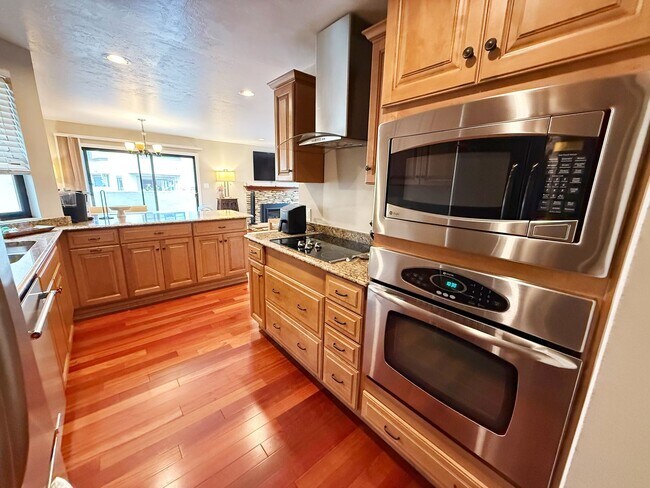 Building Photo - Beautifully Furnished 2 Bed/2.5 Bath Townhome in the Desirable Woodlands of La Jolla