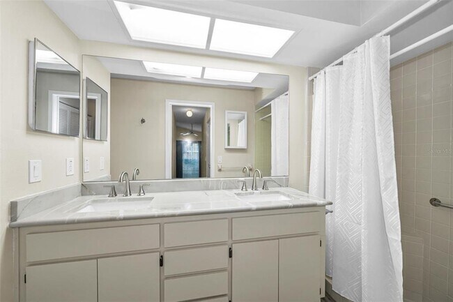 Building Photo - 4638 Sheffield Dr