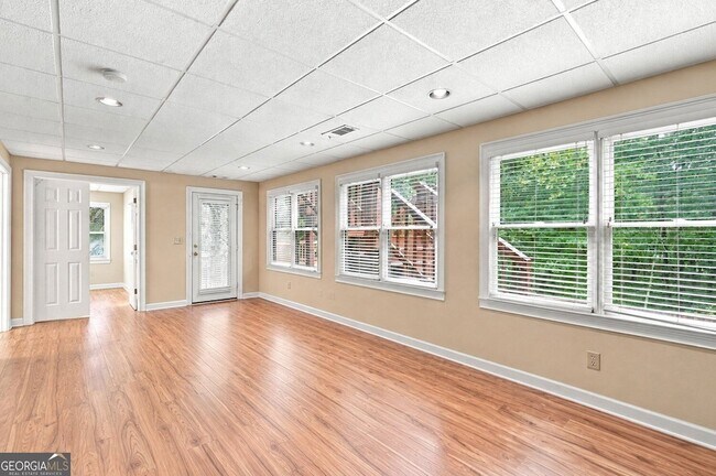 Building Photo - 3535 Claridge Dr NE