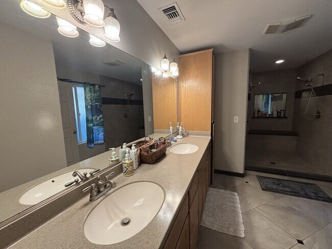 Building Photo - Rare 4-bedroom 3-bath home with studio apartment conveniently located off Starkes Grade Road! Opt...