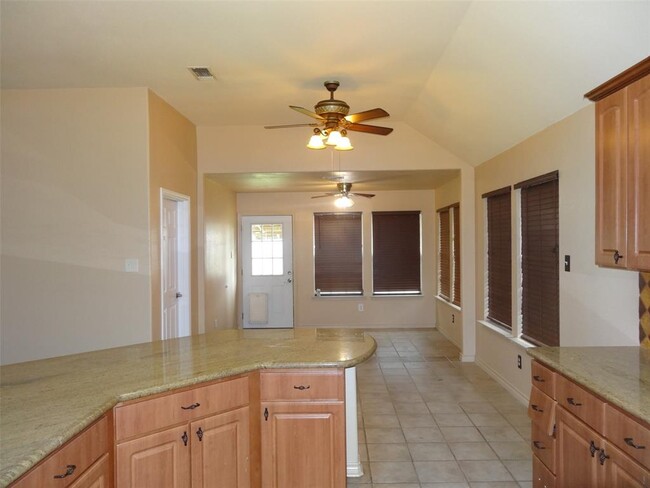 Building Photo - 34602 Lake Side Dr