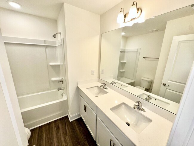 Building Photo - Bed 2.5 Bath End Unit Townhome In a Prime Location!!