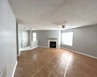 Building Photo - Breezewood Condo, 2 Brd/2bath Screen Porch! LVP wood flooring, Center of Wilmington!