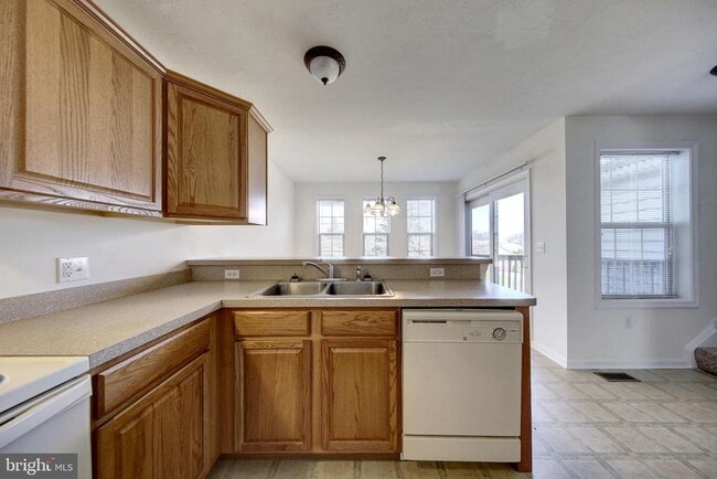 Building Photo - 8 Shady Tree Ct