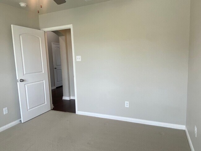 Building Photo - 4 BEDROOM CORNER LOT