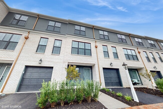 Building Photo - 314 E Lake St