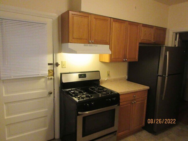 Building Photo - Available September 2026 Large Remodeled 1 Bedroom Apartment with Free Heat!