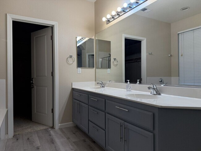 Building Photo - Polished and Chic 4/2 Available NOW!!