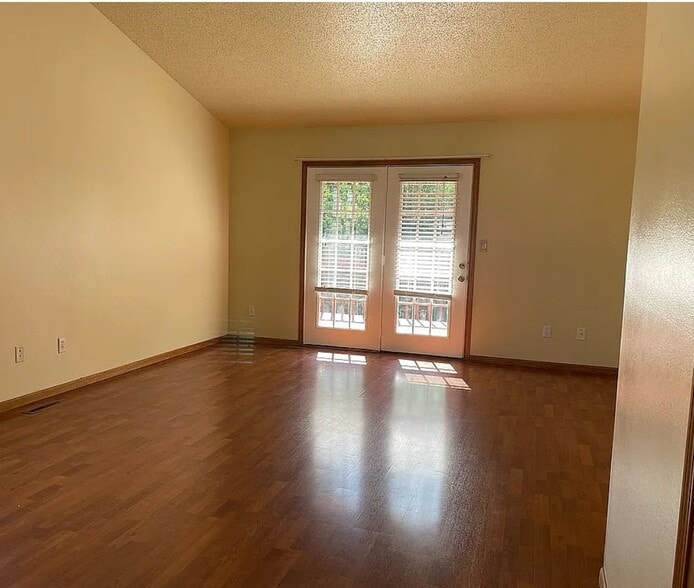 Building Photo - 541 Westwinds Dr