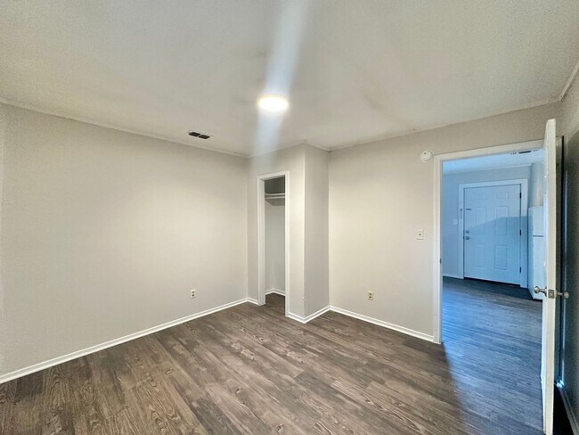 Building Photo - Available Now! 2 Bedroom, 1 Bath (Plus Bon...