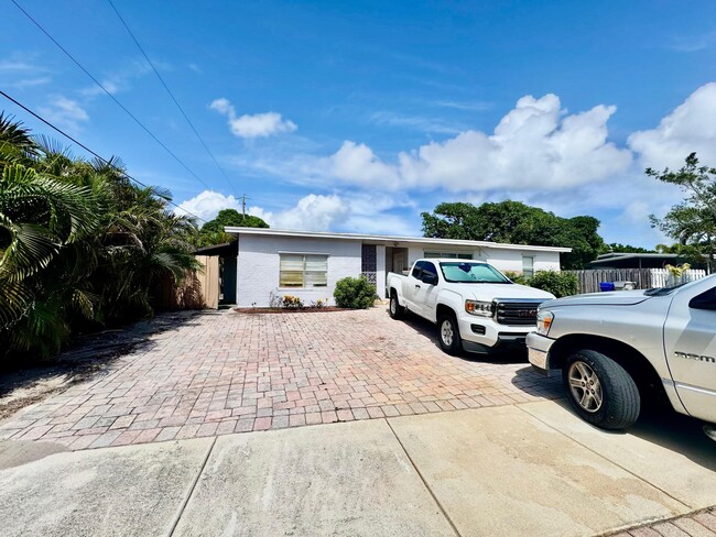 Primary Photo - 1311 NE 42nd St