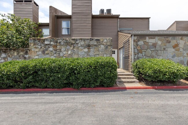 Building Photo - 2400 Sq Ft Condo for Rent Near Shopping