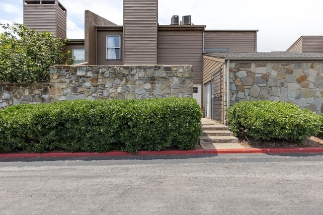 Building Photo - Spacious Condo for Rent Near Shopping