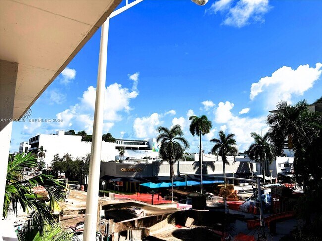 Building Photo - 1300 Lincoln Rd