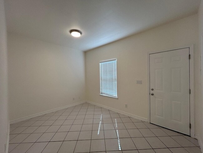 Building Photo - 1000 Ranchway Dr